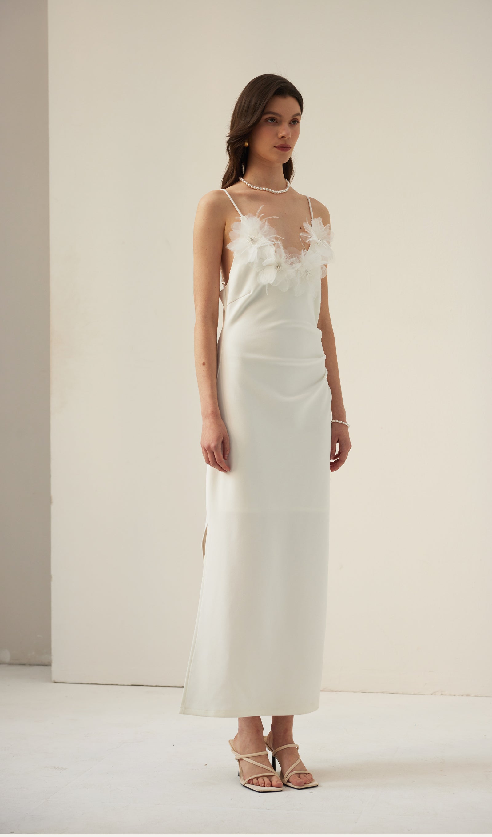 Tüy Süslemeli Slip Midi Elbise