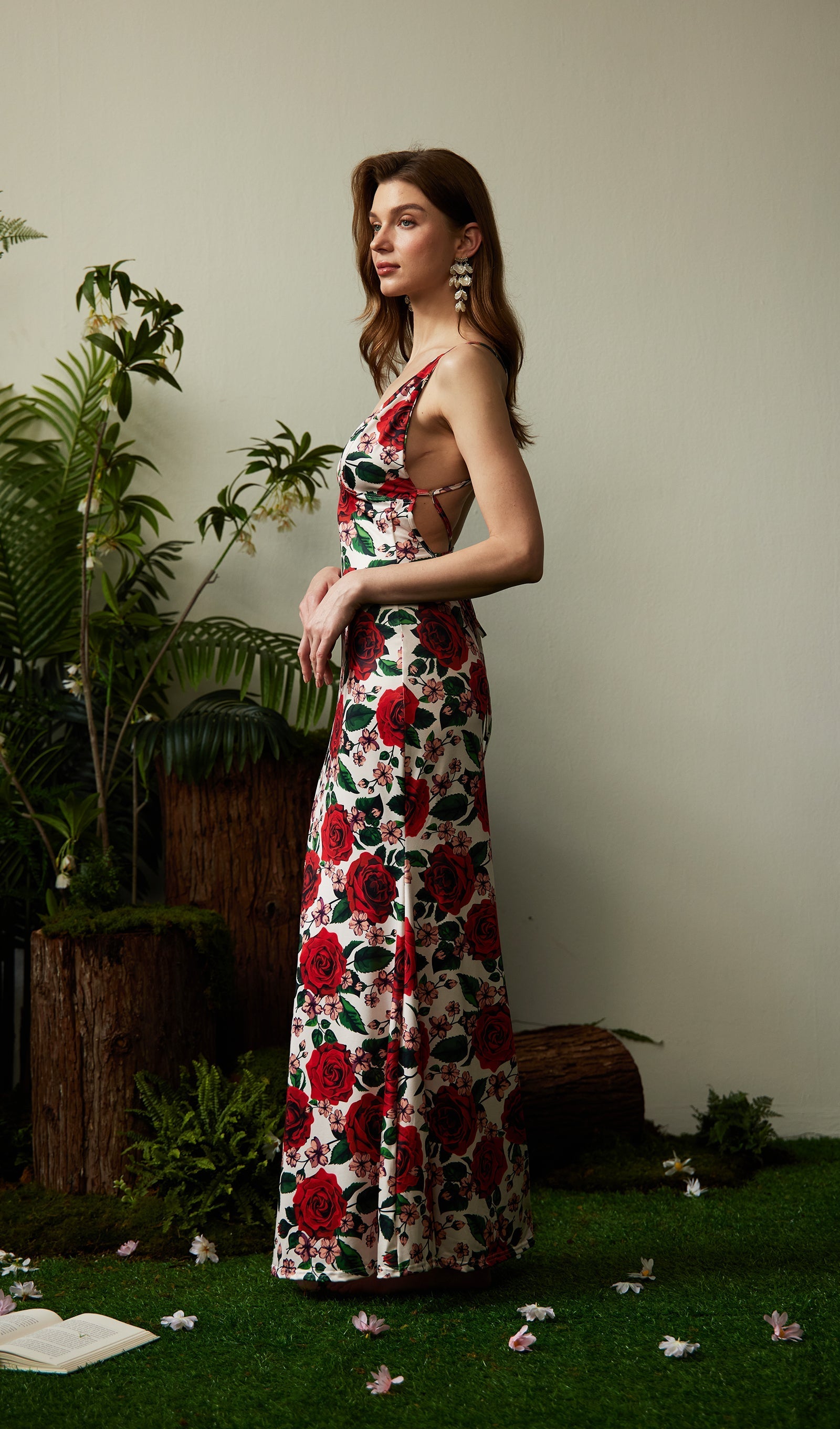 Kırmızı Çiçekli Sırtı Açık Maksi Elbise