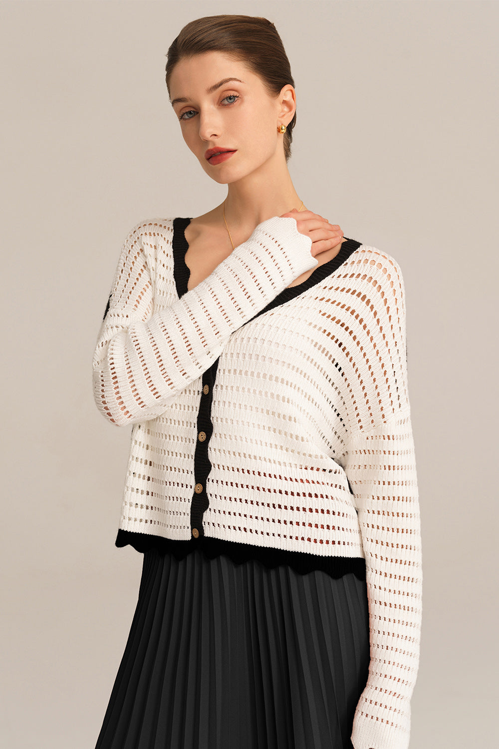 Delikli Kontrast Renk Uzun Kol Düğmeli Hırka