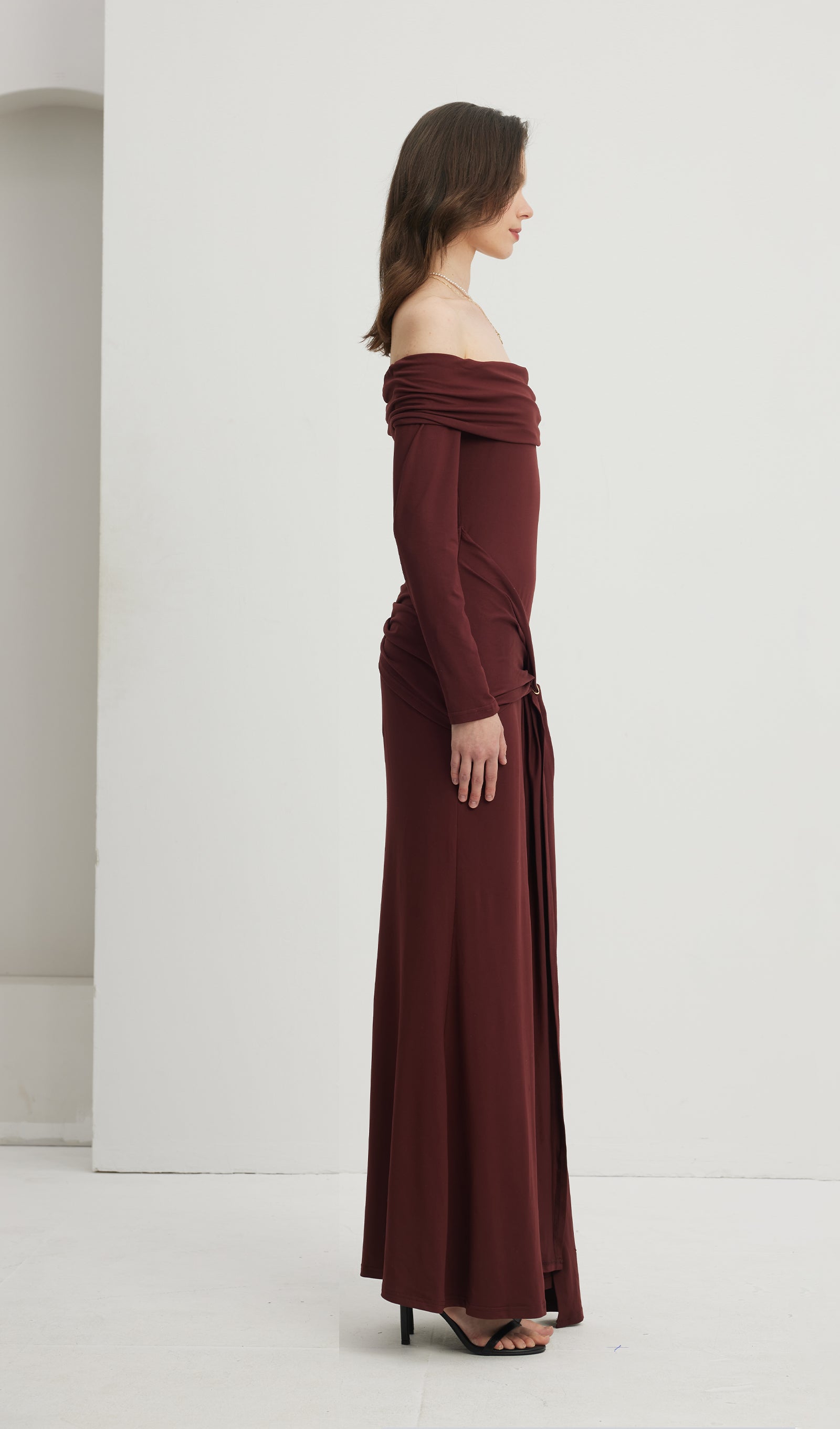 Kapalı Omuz Fırfırlı Maksi Elbise Kırmızımsı Kahverengi