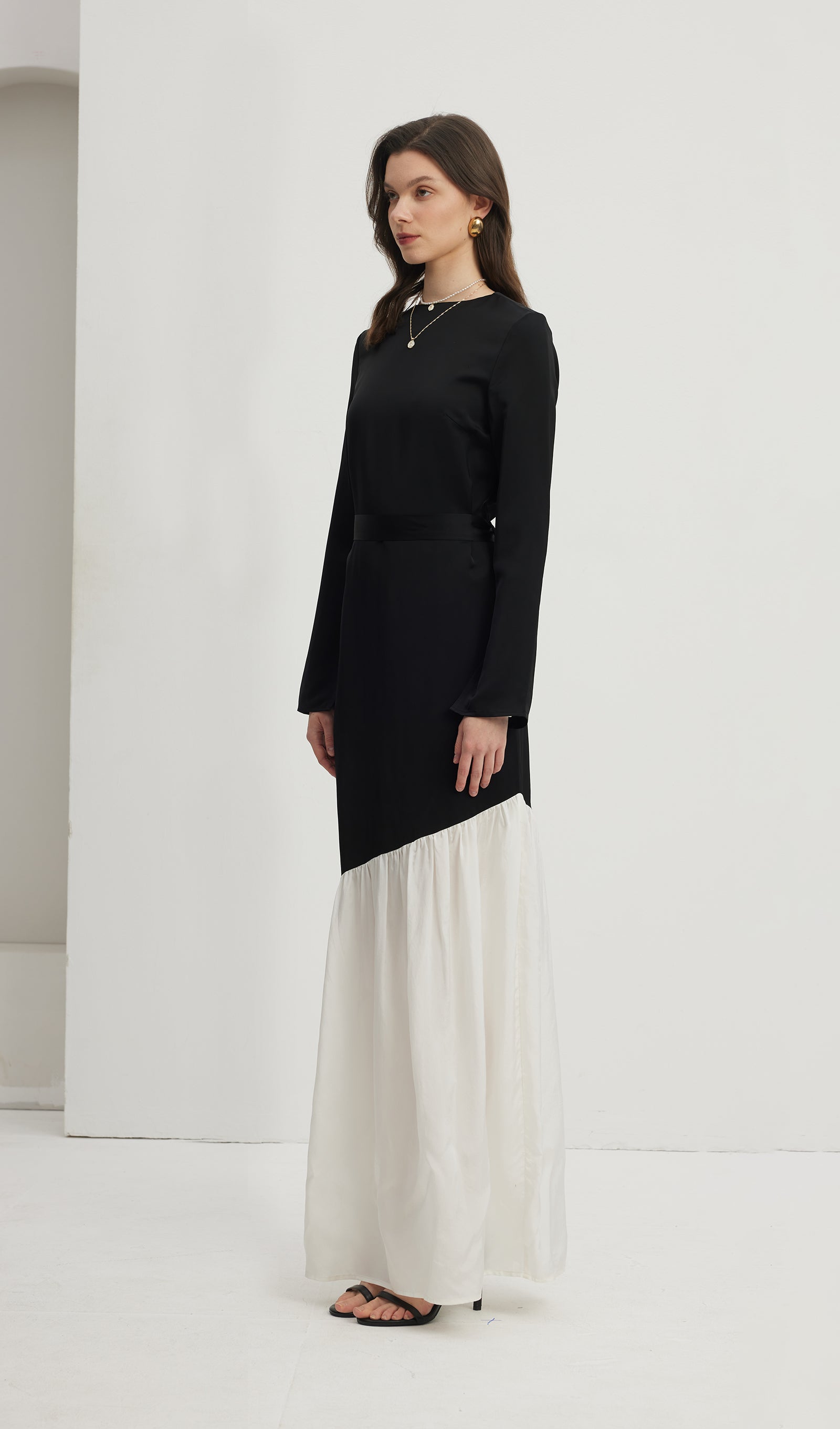 Asimetrik Siyah/Beyaz Colorblock Maksi Elbise