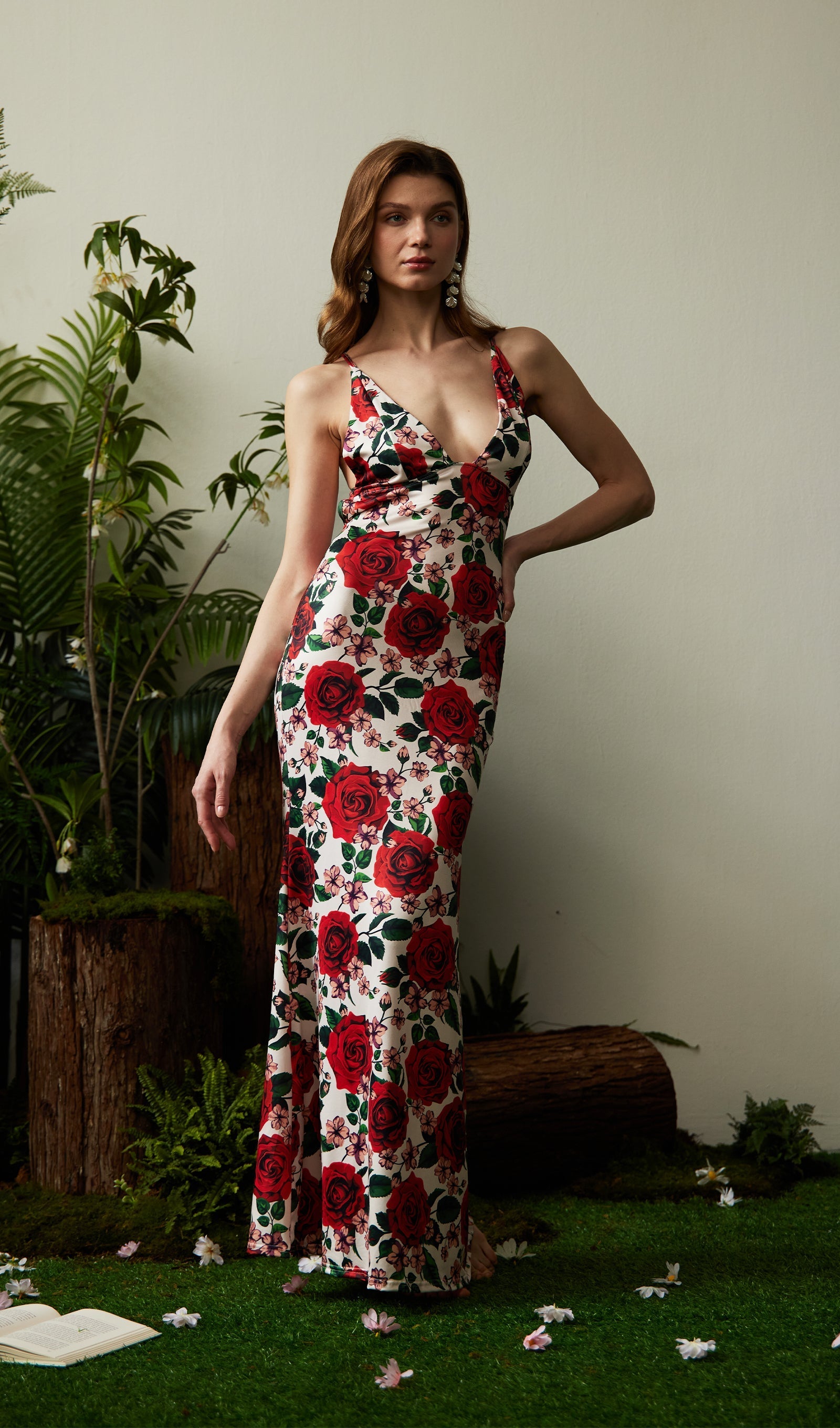 Kırmızı Çiçekli Sırtı Açık Maksi Elbise