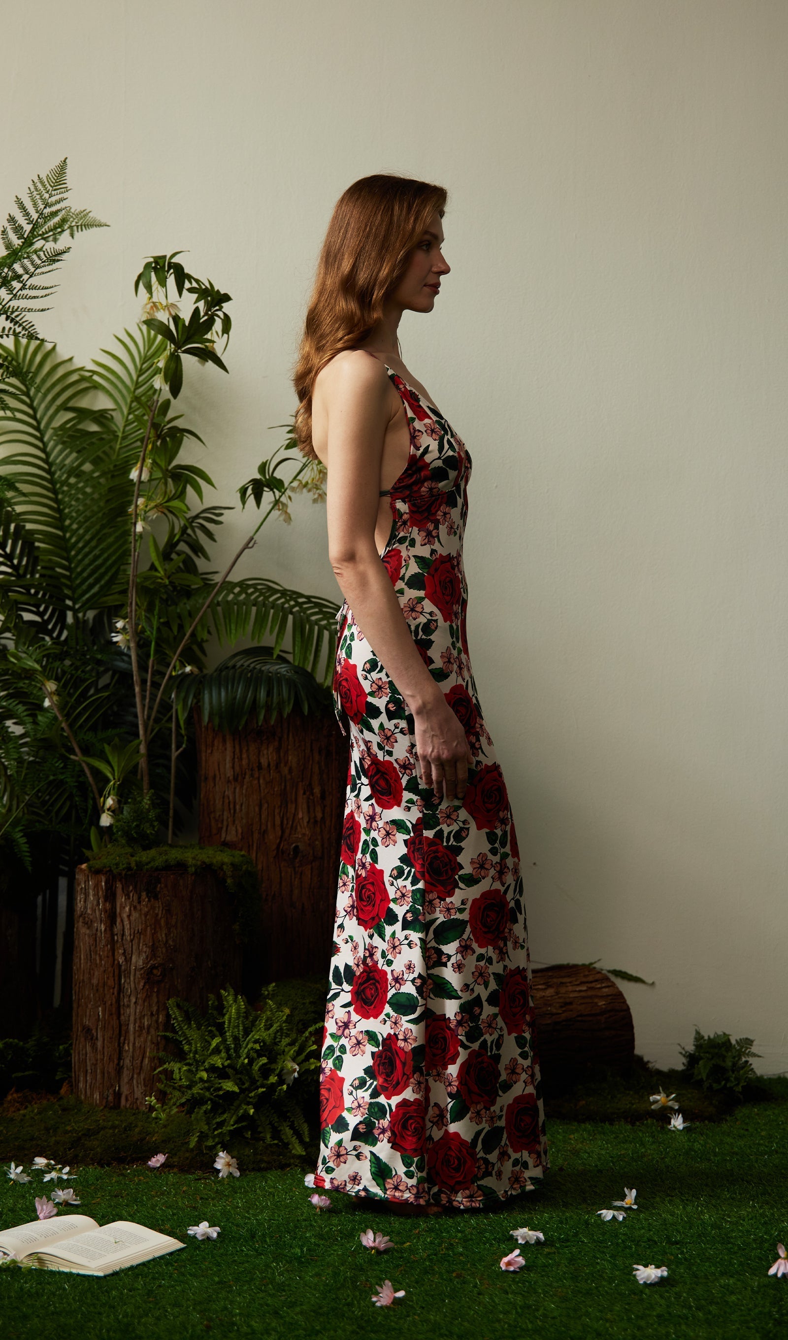 Kırmızı Çiçekli Sırtı Açık Maksi Elbise