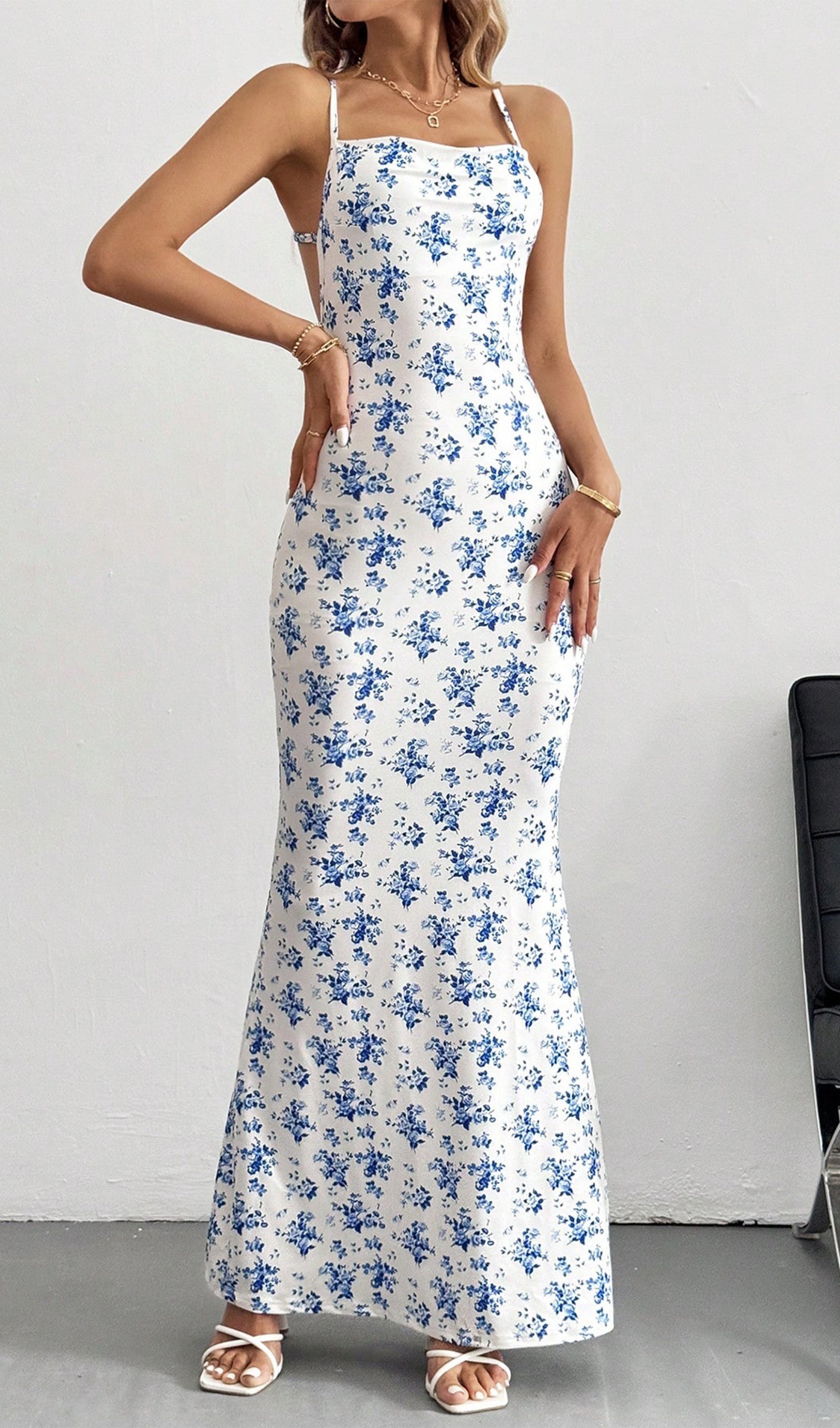 Çiçekli Sırtı Açık Maksi Elbise