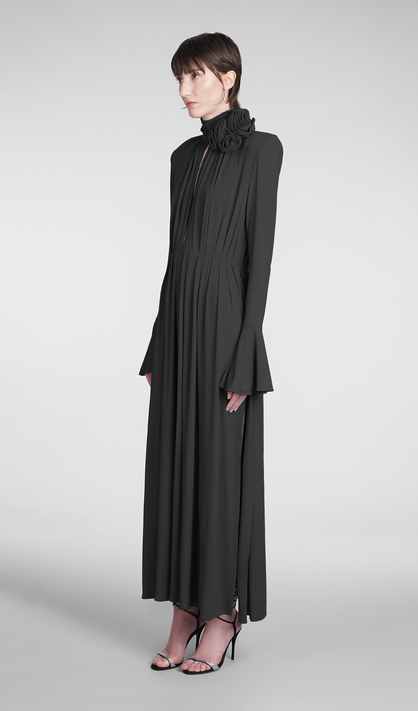 Çiçek V Yaka Pileli Yırtmaçlı Maksi Elbise-Siyah