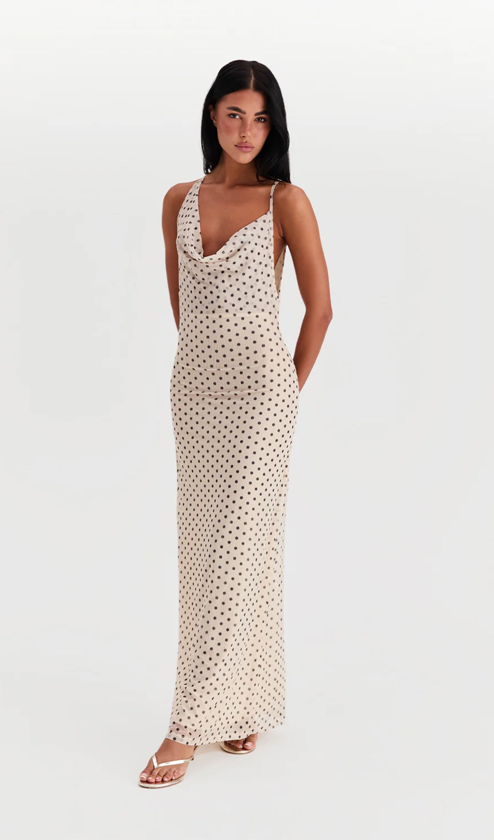 Asimetrik Kukuletalı Puantiyeli Maksi Elbise