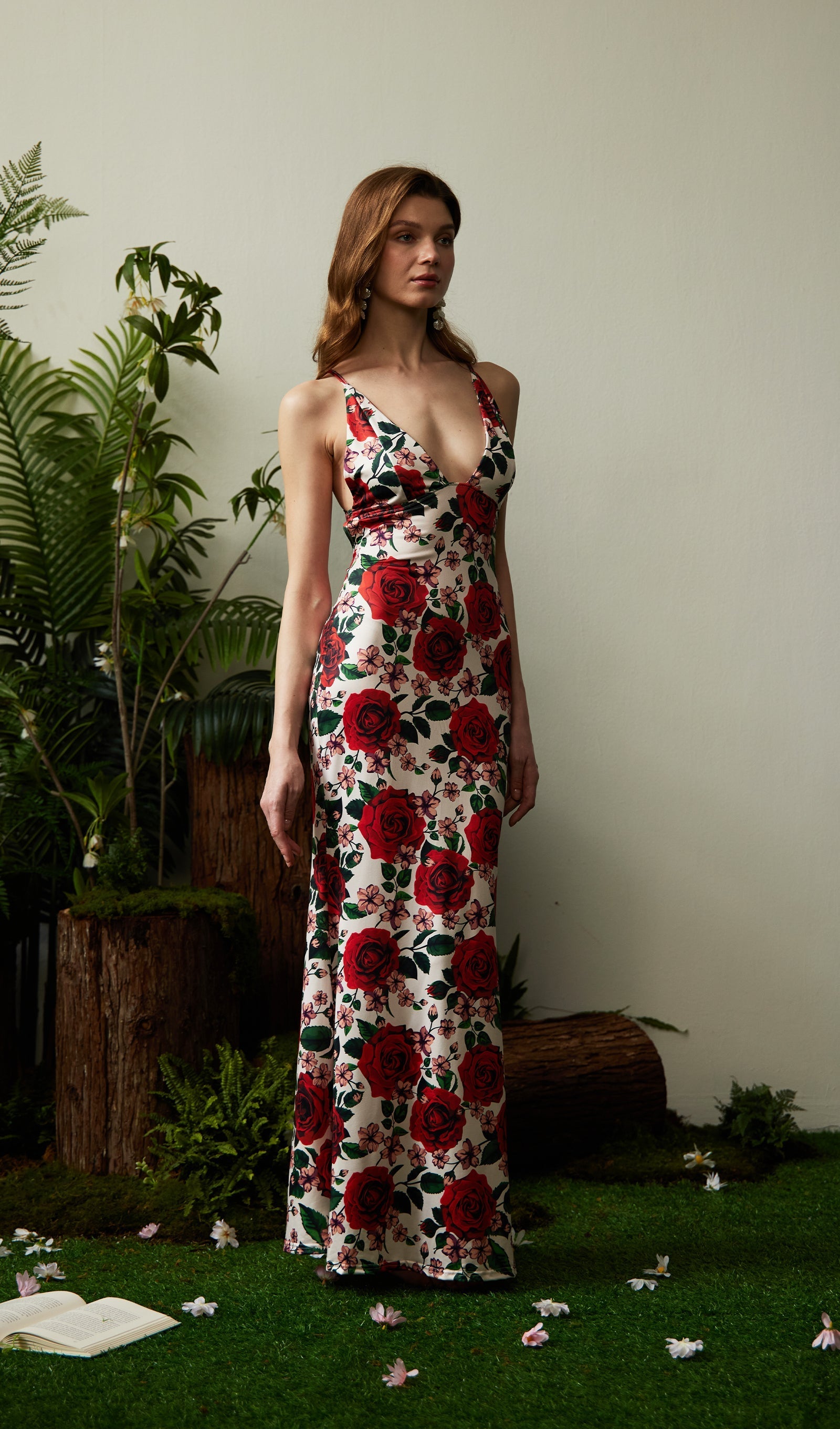 Kırmızı Çiçekli Sırtı Açık Maksi Elbise