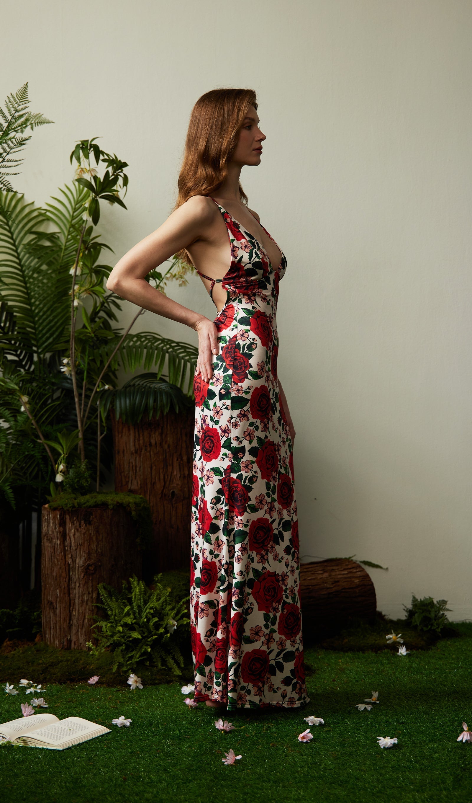 Kırmızı Çiçekli Sırtı Açık Maksi Elbise