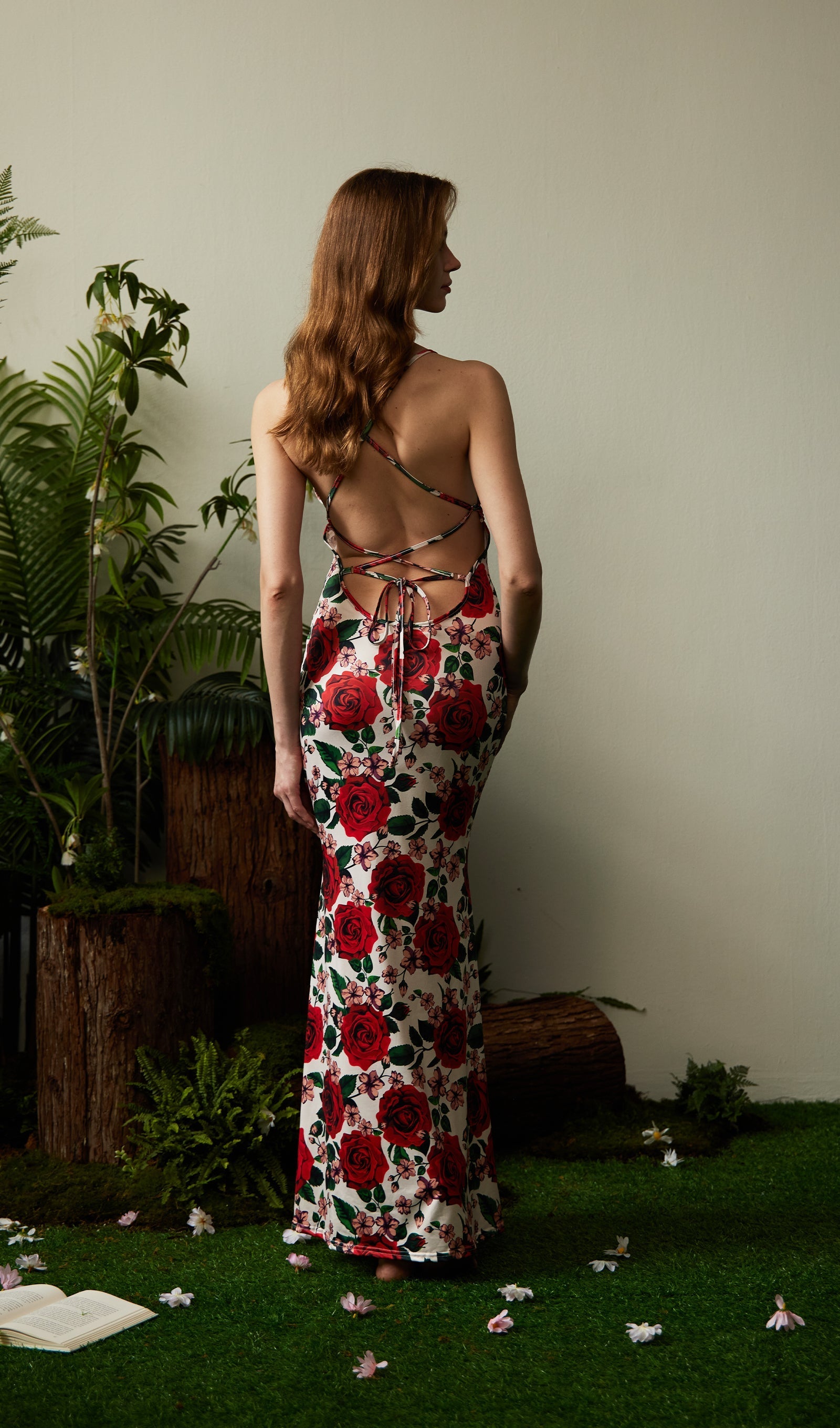 Kırmızı Çiçekli Sırtı Açık Maksi Elbise