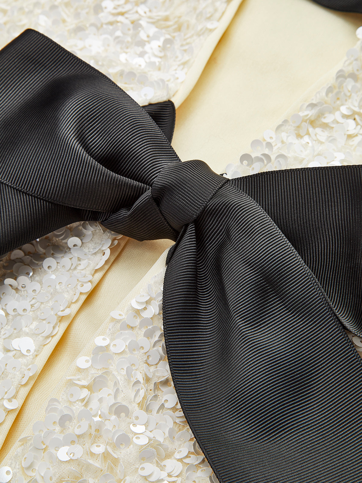 Payetli Kadife Fiyonk Süslemeli Ceket