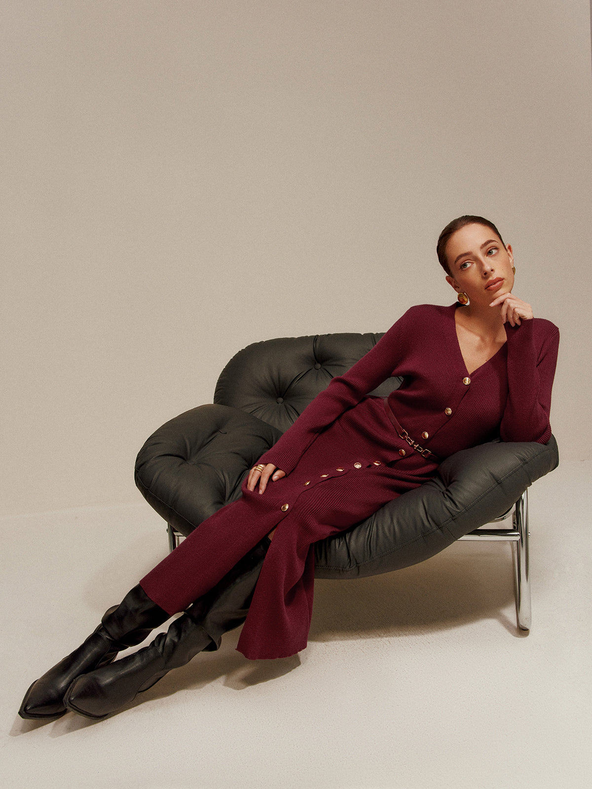 V Yaka Göğüslü Kemerli Örgü Maxi Elbise