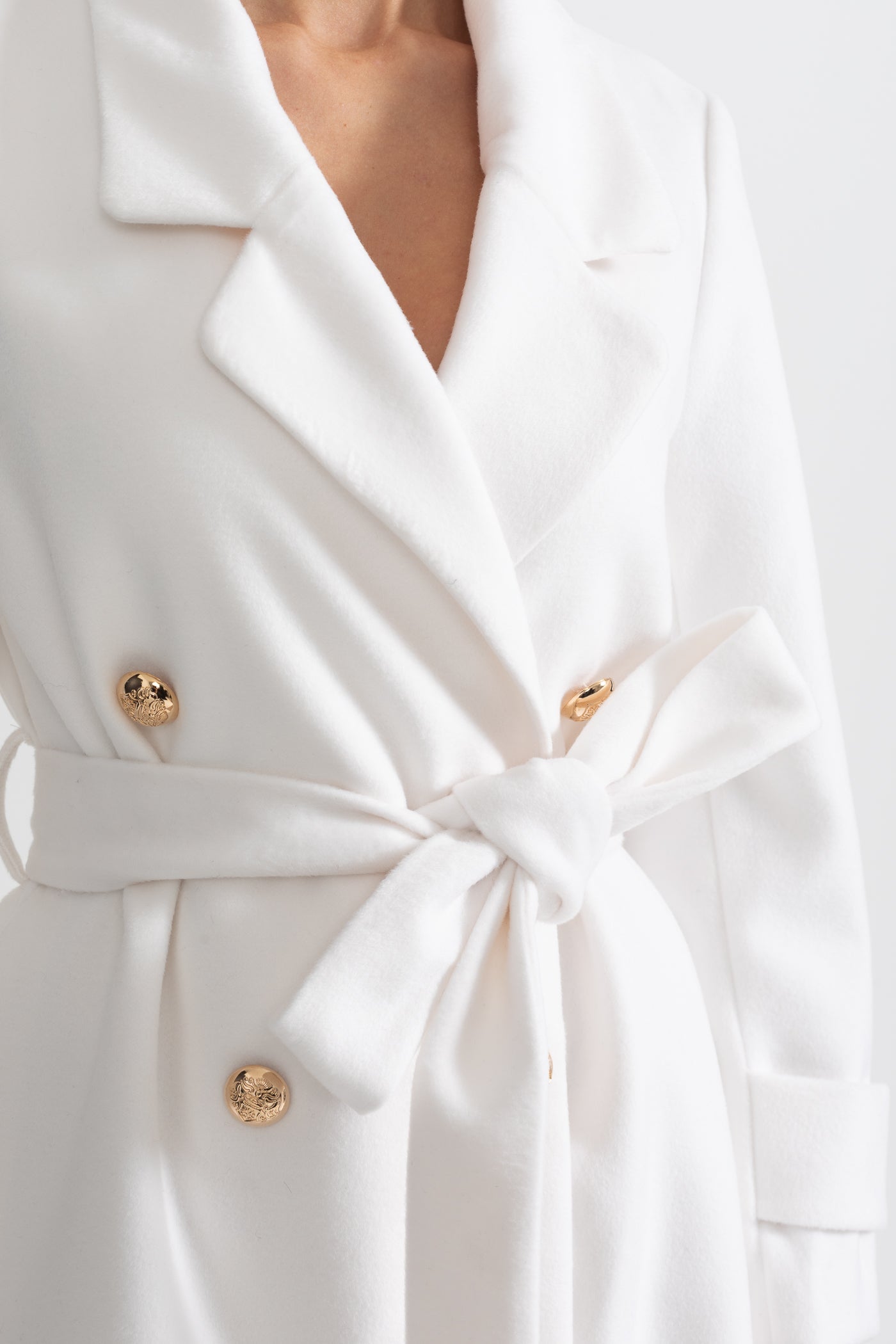 Geniş Yaka Tasarımlı Zarif Uzun Kaban – Beyaz