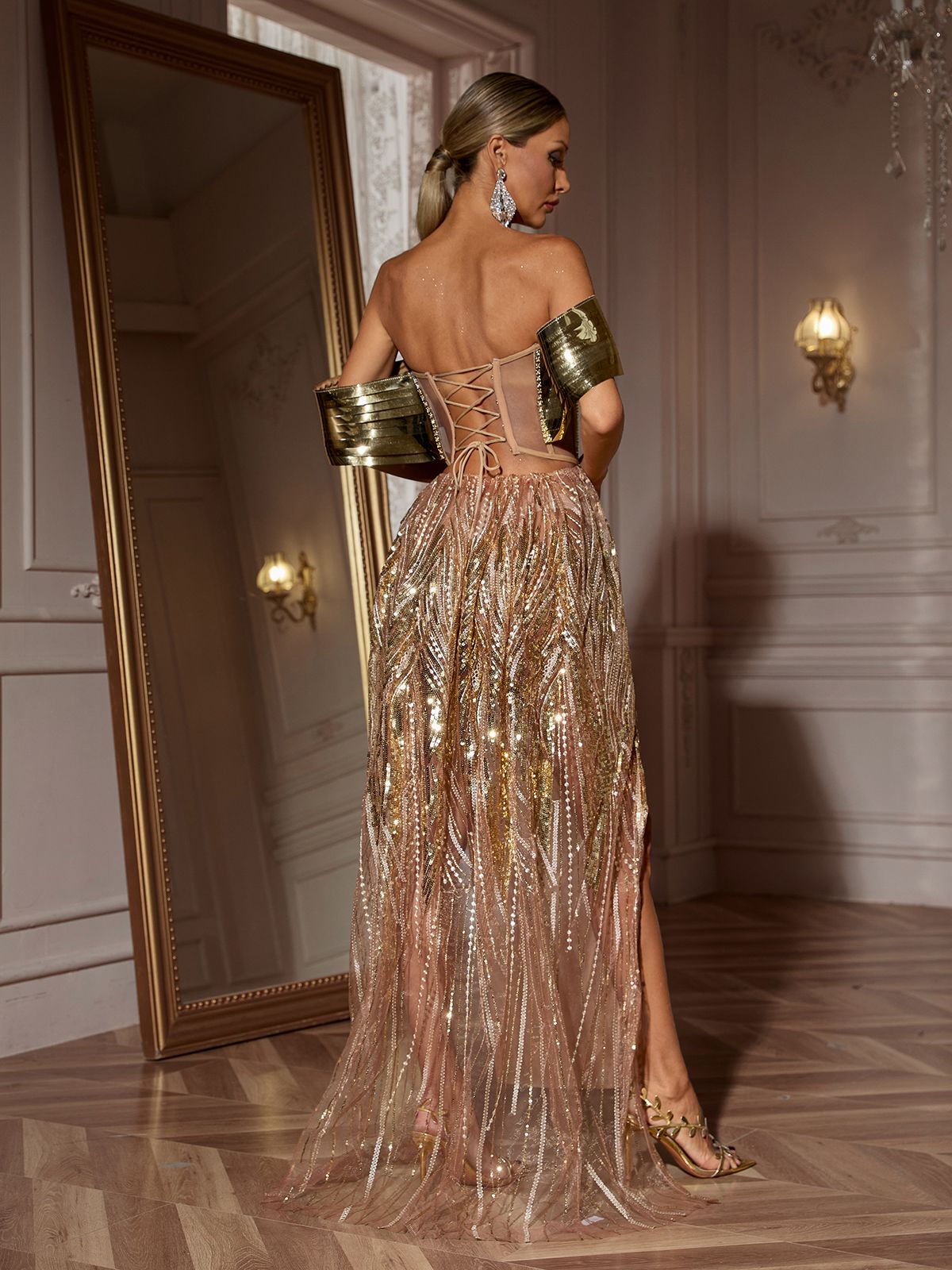 Daryle Omuz Açık Payetli Bölünmüş Maxi Elbise Altın