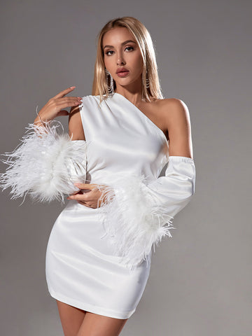 Klara Beyaz Saten Tüy Detaylı Mini Elbise