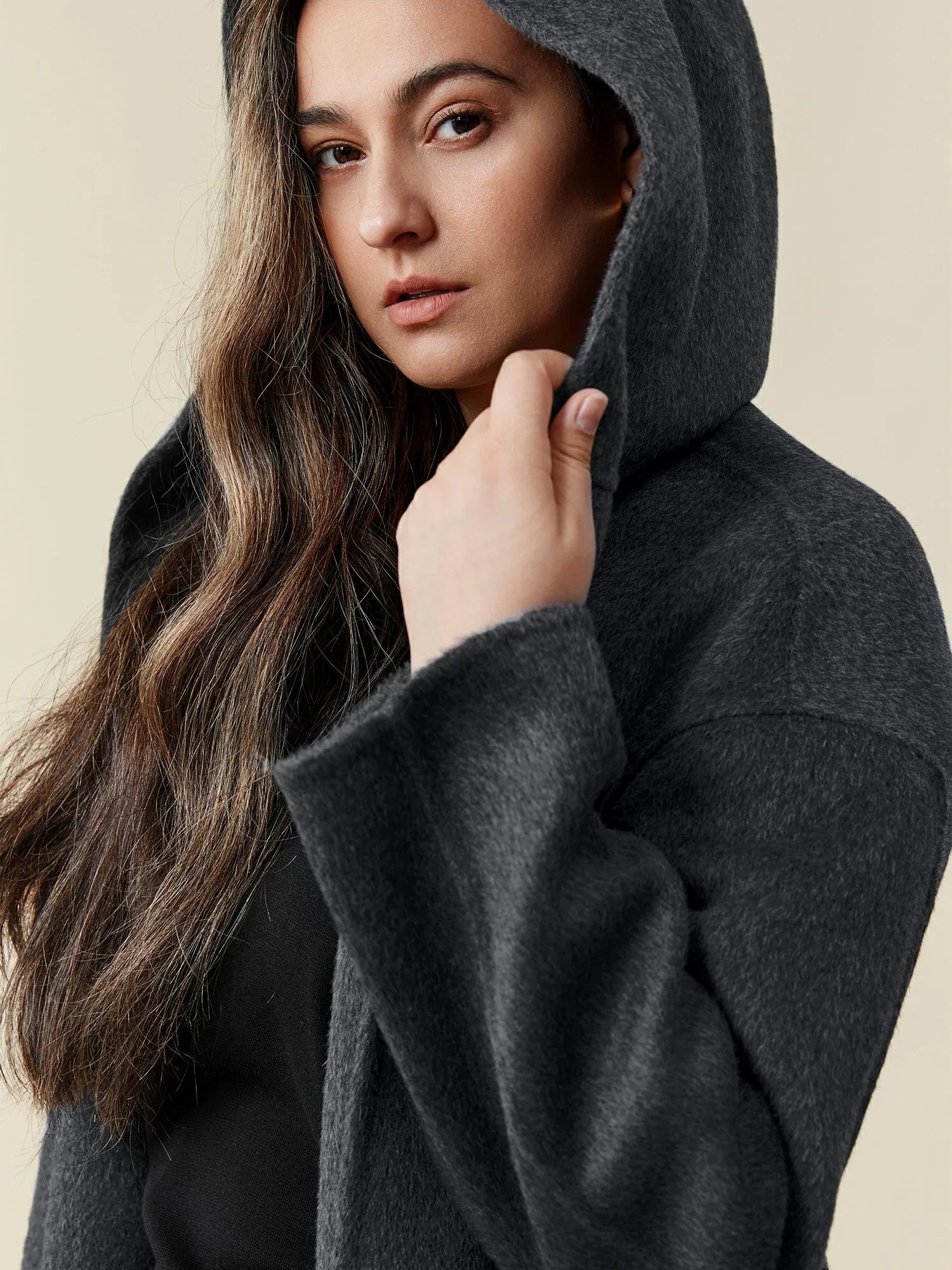 Yün Kapüşonlu Uzun Kollu Kaban