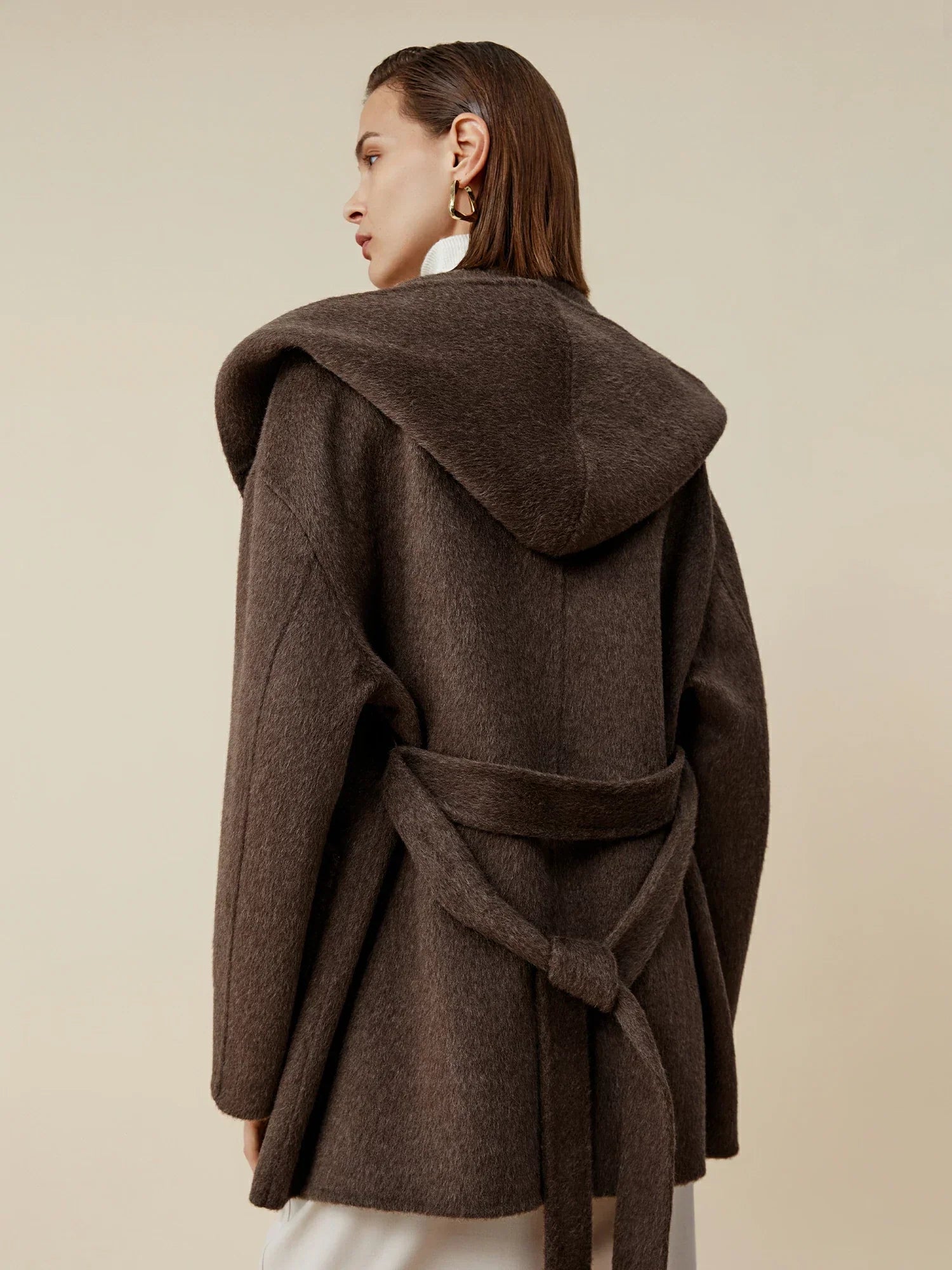 Yün Kapüşonlu Uzun Kollu Kaban