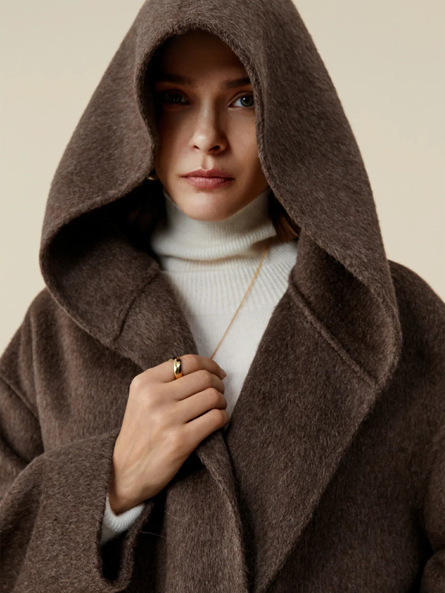 Yün Kapüşonlu Uzun Kollu Kaban