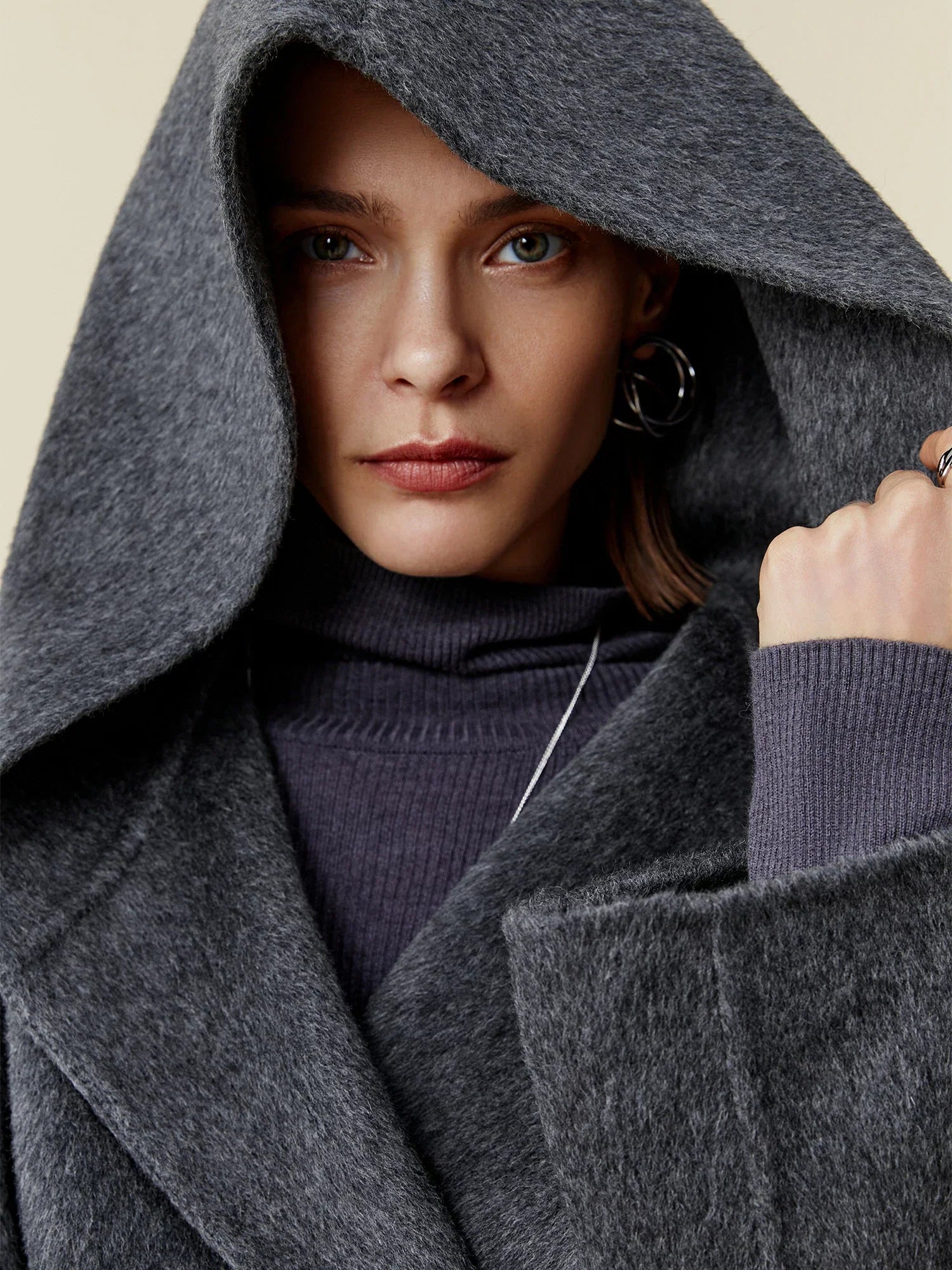 Yün Kapüşonlu Uzun Kollu Kaban