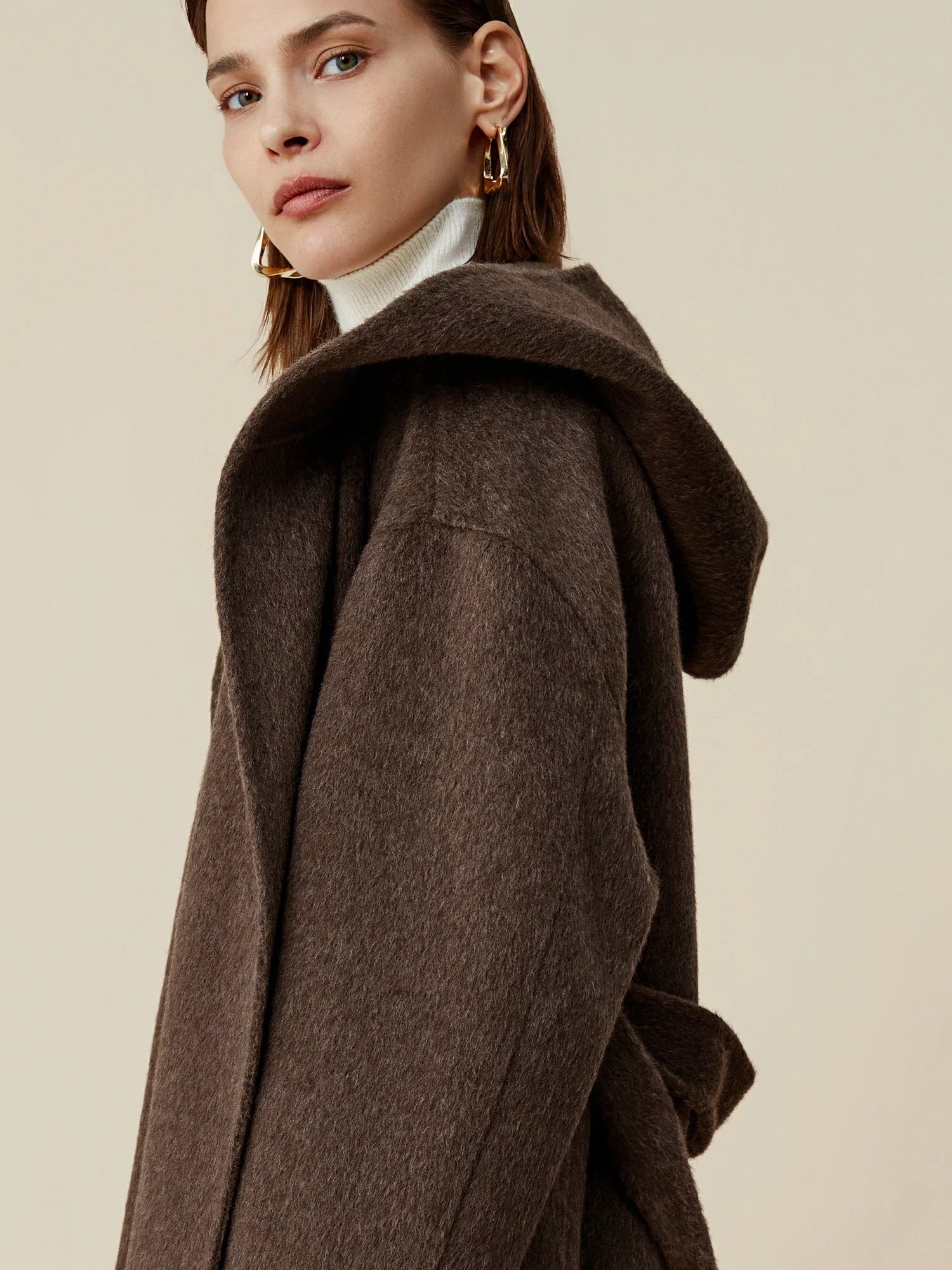 Yün Kapüşonlu Uzun Kollu Kaban