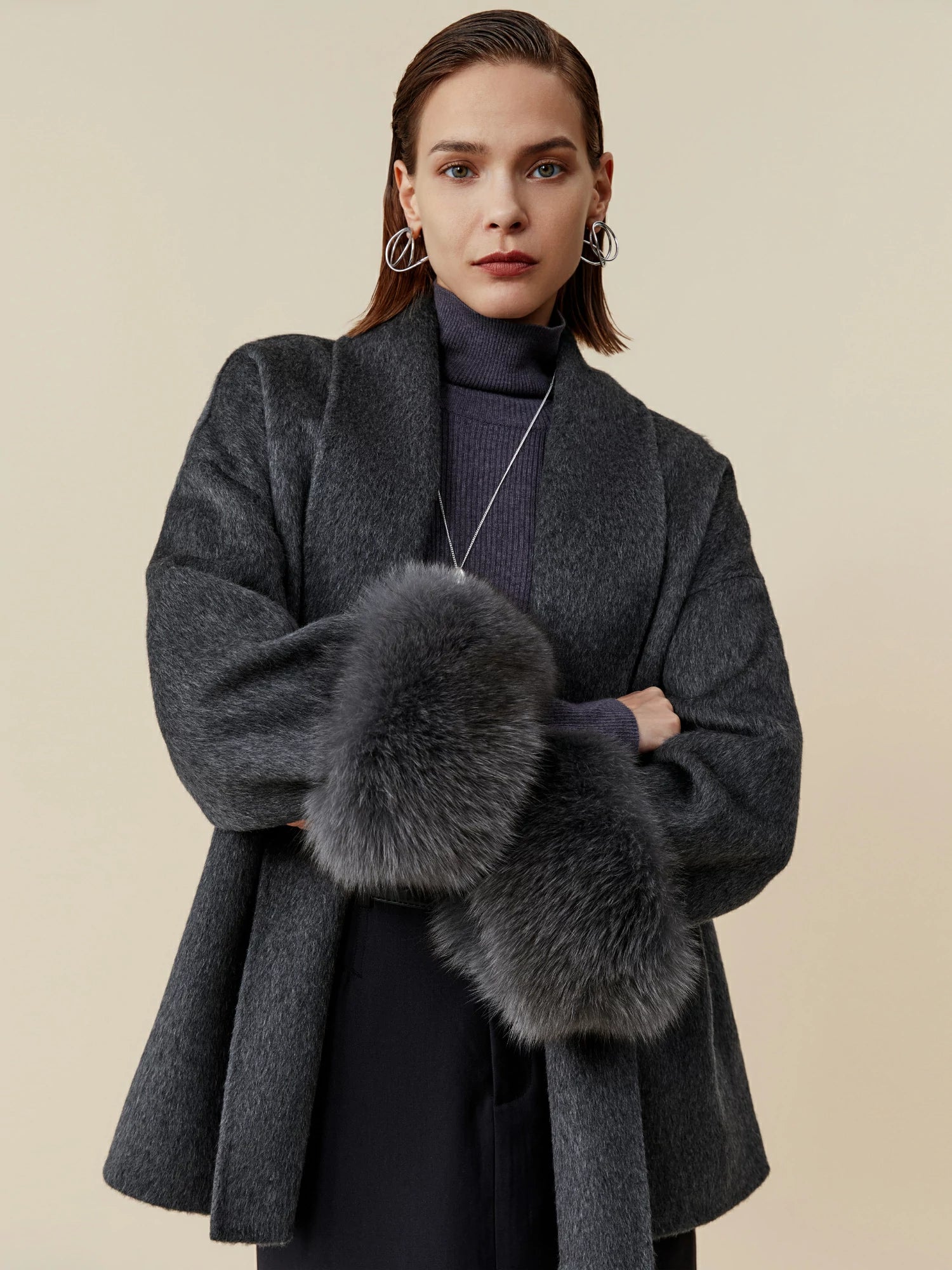 Yün Yaka Uzun Kollu Peluş Manşet Kısa Kaban