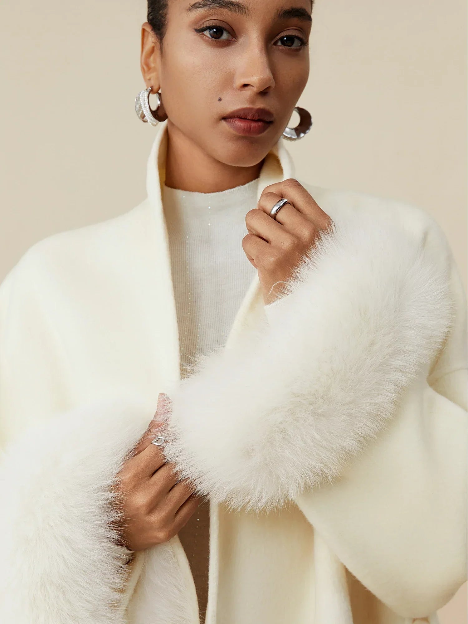 Yün Yaka Uzun Kollu Peluş Manşet Kısa Kaban