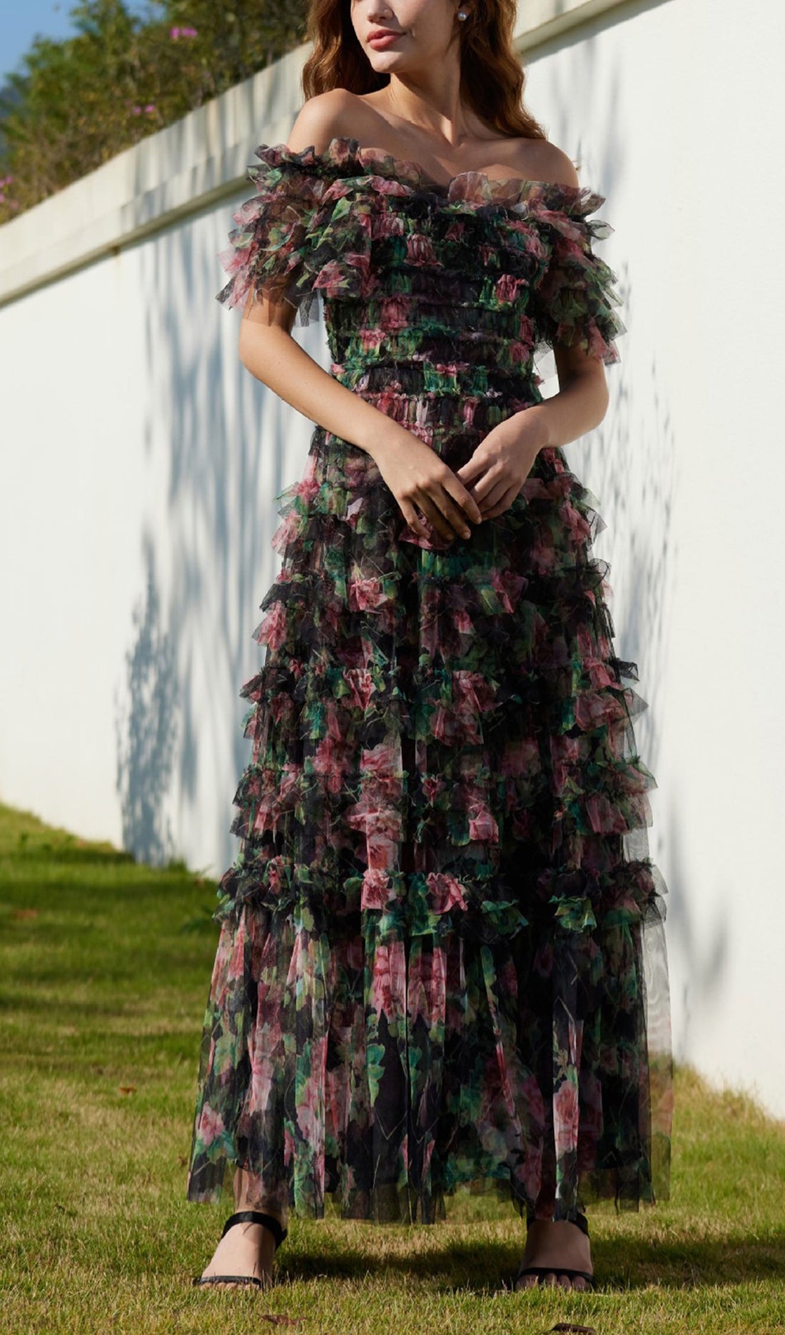 Kapalı Omuz Çiçekli Fırfırlı Örgü Maksi Elbise