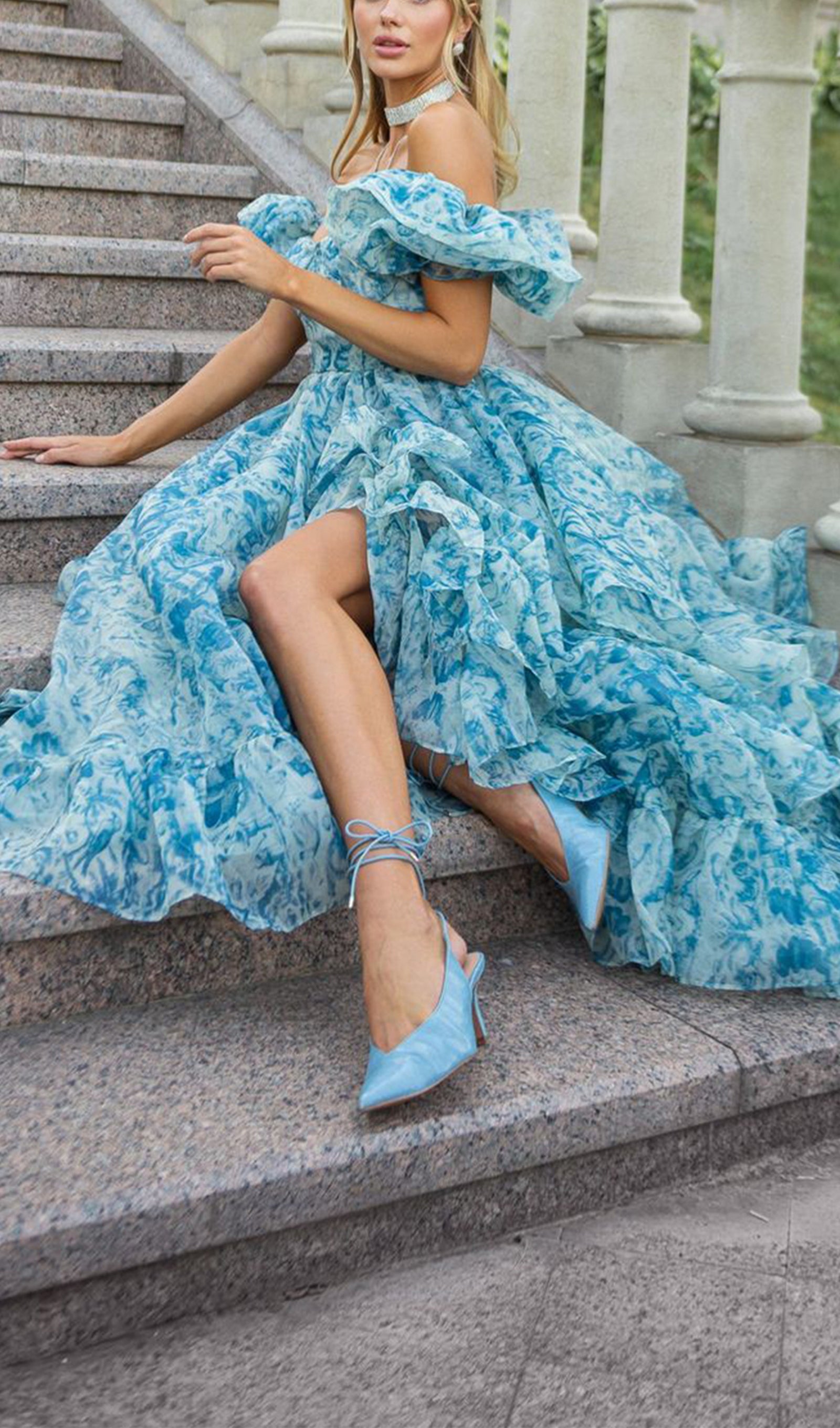 Çiçekli Kapalı Omuz Fırfır Yırtmaçlı Maksi Elbise